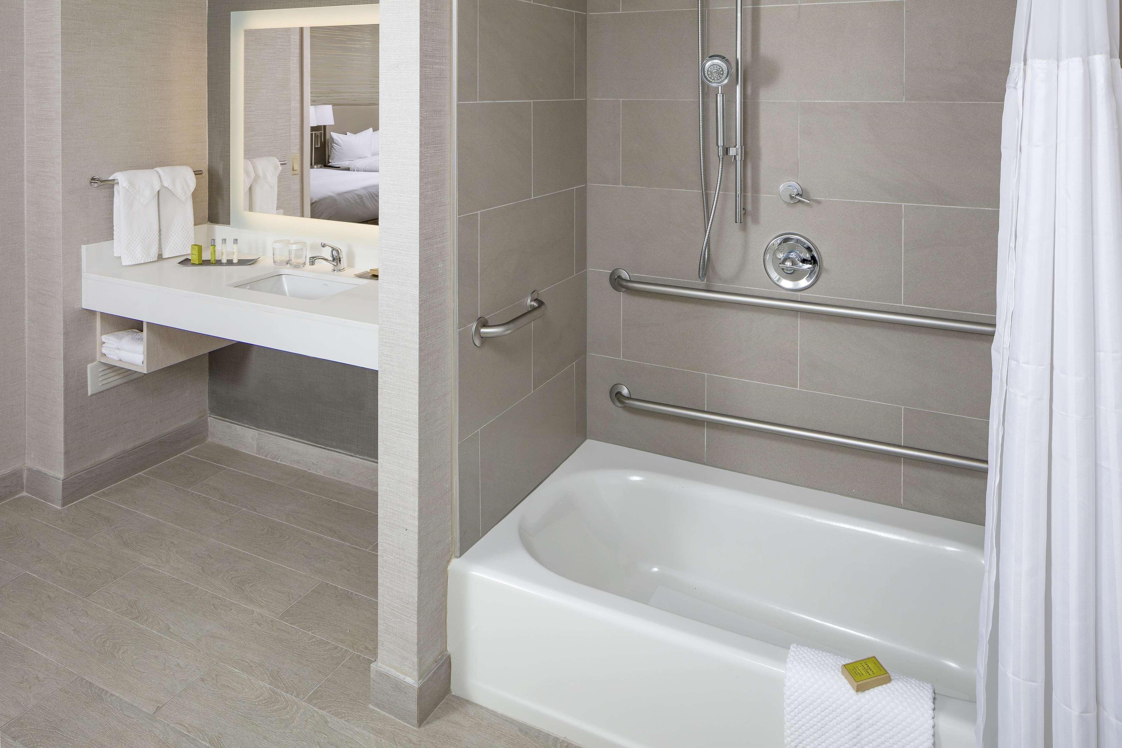 Doubletree By Hilton Boston Logan Airport Chelsea Hotel Eksteriør billede
