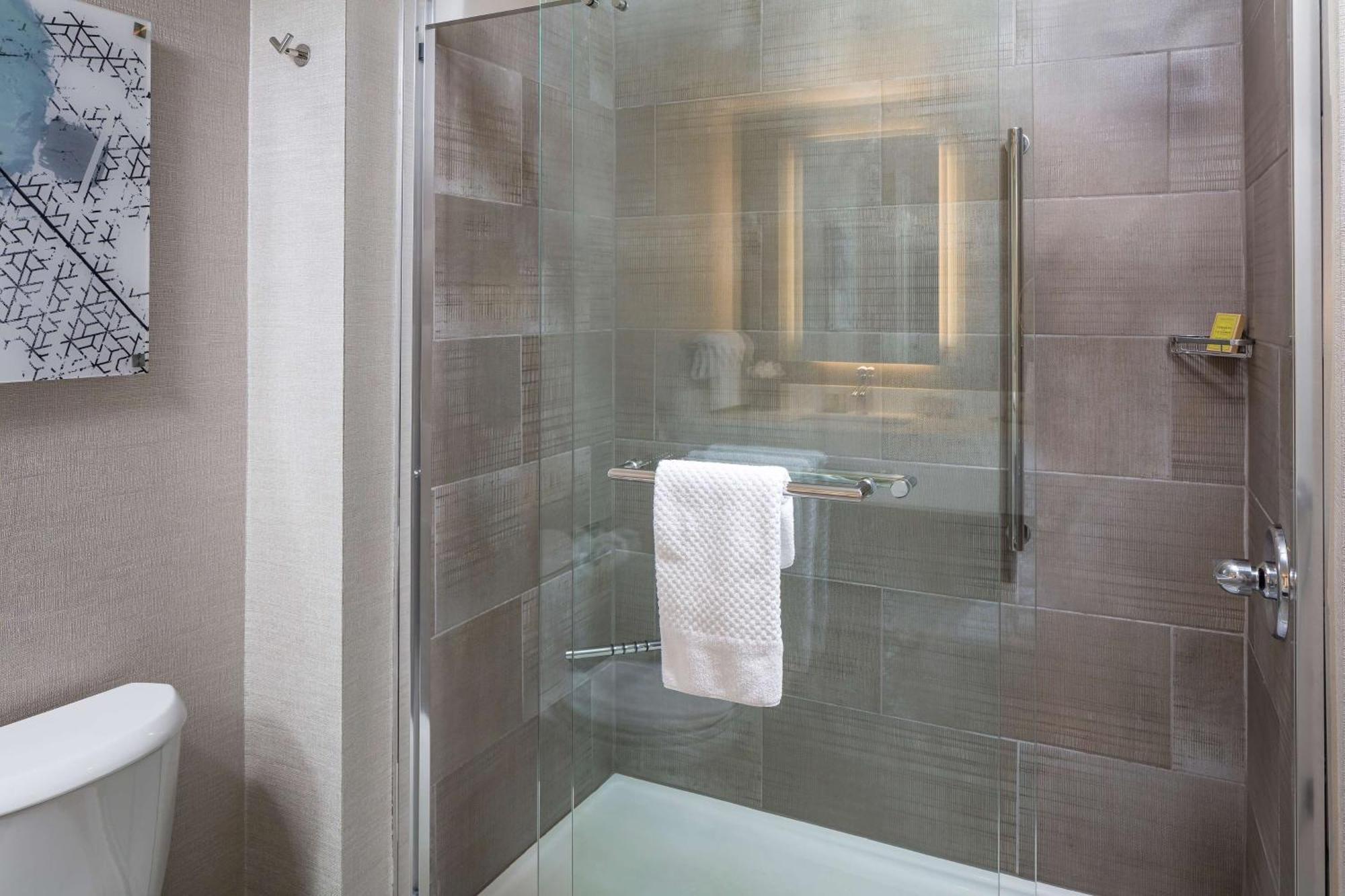 Doubletree By Hilton Boston Logan Airport Chelsea Hotel Eksteriør billede