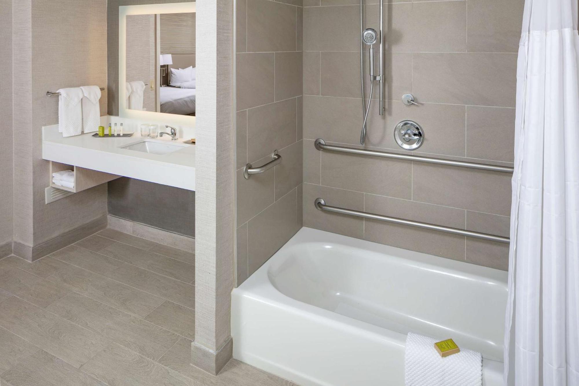 Doubletree By Hilton Boston Logan Airport Chelsea Hotel Eksteriør billede