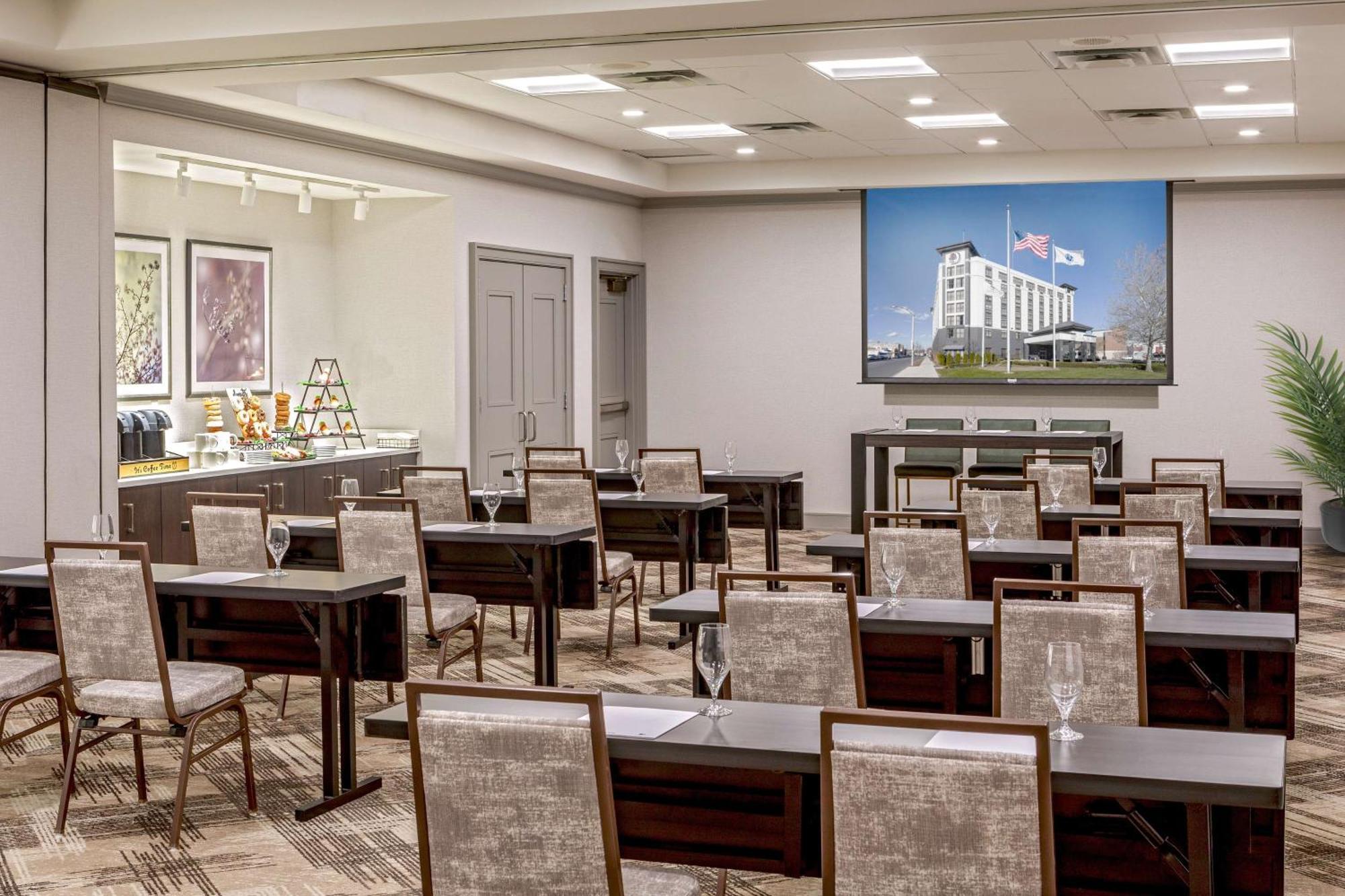 Doubletree By Hilton Boston Logan Airport Chelsea Hotel Eksteriør billede